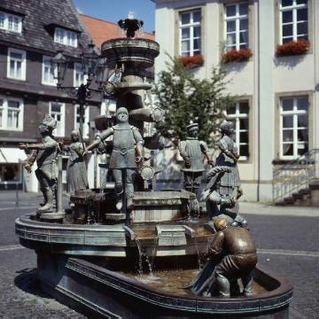 'Bürgerbrunnen' mit 9 Figuren der Stadtgeschichte, Entwurf Bonifatius Stirnberg, 1985 (Rathausplatz)