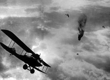 Luftwaffe im Ersten Weltkrieg: Abschuss eines englischen Fesselballons durch einen deutschen Flieger
