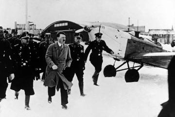 Adolf Hitler: Auf dem Flughafen in Königsberg (russ. Kaliningrad) in Ostpreußen (heut. Russland) nach der Landung seiner Junkers-Maschine im Wahlkampfjahr 1932