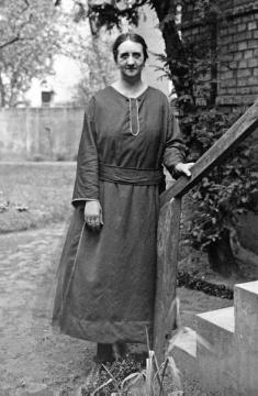 Maria Schäfer (geb. Selheim), Ehefrau des Recklinghäuser Lehrers und Heimatkundlers Dr. Joseph Schäfer, im Garten des ehelichen Alterswohnsitzes Coerdestraße 2 in Münster, 1926