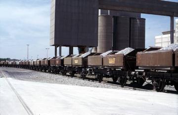 Güterzug der Westfälischen Landeseisenbahn bei der Kalksteinanlieferung im Zementwerk; Neubeckum