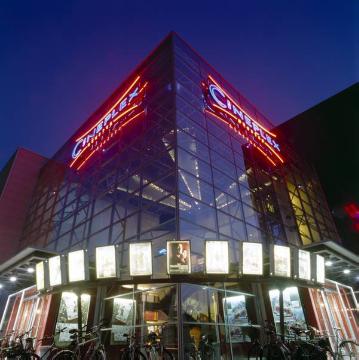 Das Cineplex bei Nacht, Eckansicht  - Filmpalast mit 9 Sälen für 2.700 Zuschauer, eröffnet 15.11. 2000, Albersloher Weg
