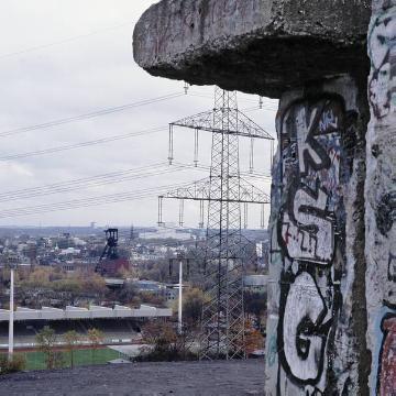 Blick auf Gelsenkirchen-Ückendorf von der Halde Rheinelbe aus. Am Bildrand: Partie der 10 Meter hohen Betonskulptur "Himmelstreppe" des Landschaftskünstlers Herman Prigann (1942-2008).