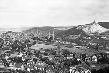 Blick über Siegen-Geisweid vom Nöchel nach Norden auf die Bremerhütte mit Schlackenhalde ("Monte Schlacko"), dahinter Geisweider Eisenwerke, später Stahlwerke Südwestfalen und Deutsche Edelstahlwerke Gmbh