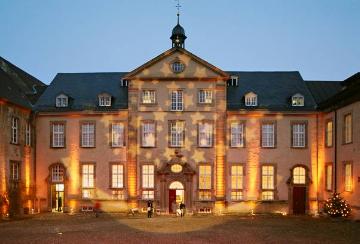 Weinachtlich beleuchtet: Kloster Dalheim - LWL-Landesmuseum für Klosterkultur