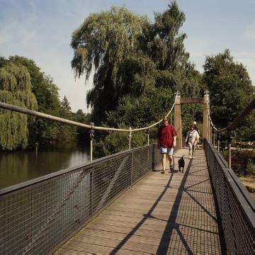 Im Stadtpark "Grüner Winkel": Fußgängerbrücke über die Lippe