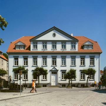 Amtsgericht, Hauptfront mit Blick auf Vorplatz und Brunnen (Walburgisstraße 45)