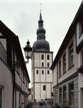 Historische Gasse "Helle Halle" mit Blick zur "Großen Marienkirche" (Pfarr- und Markkirche St. Marien), Wahrzeichen der Stadt
