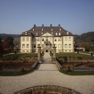 Schloss Körtlinghausen, Frontansicht: Erbaut 1716-43 nach Plänen von Justus von Wehmer, seit 1830 Familiensitz der Freiherrn von Fürstenberg