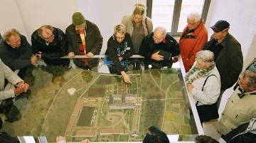 Kloster Dalheim, Besucherführung: Erläuterung der Klosteranlage am Modell - Stiftung Kloster Dalheim, LWL-Landesmuseum für Klosterkultur