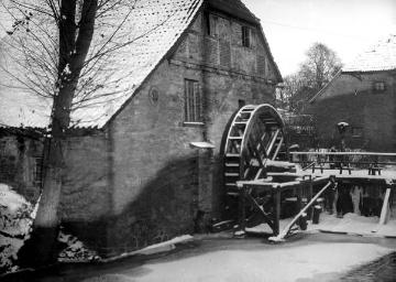 Wassergetriebene Ölmühle bei Schloss Brake, um 1930?