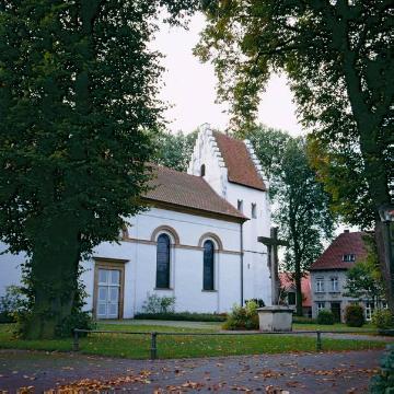 Kath. Pfarrkirche St. Johannes der Täufer, Warendorf-Milte - klassizistische Hallenkirche von 1829 mit romanischem Westturm