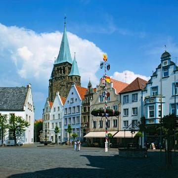 Warendorfer Altstadt: Marktplatz mit Rathaus (links) und Kirchturm von St. Laurentius