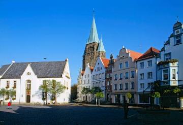 Warendorfer Altstadt: Marktplatz mit Rathaus (links) und Kirchturm von St. Laurentius