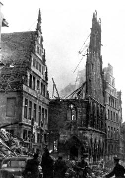 Münster im Zweiten Weltkrieg, 1944: Rathausgiebel kurz vor dem Einsturz nach dem Bombenangriff am 28. Oktober 1944