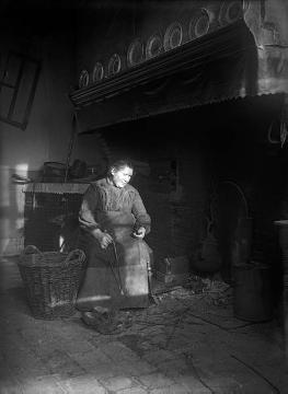 Eindrücke eines Wandertages mit Richard Schirrmann: Bäuerin an der Feuerstelle einer Bauernküche, undatiert, um 1912?