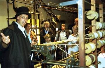 Textilmuseum Bocholt, Besucherführung: Museumsleiter Dr. Hermann Josef Stenkamp erläutert eine historische Schmuckbortenmaschine, präsentiert in der ehemaligen Spinnerei Herding (1907-1963), seit 2004 Zweigstandort des Museums (Industriestraße)
