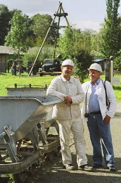 Gerd Steinke (rechts), ehemaliger Steiger und Museumsführer im LWL-Industriemuseum Zeche Nachtigall, und Kollege Overmann