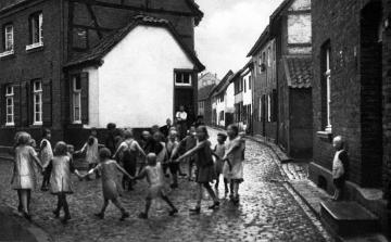Alte Postkartenansicht: Tanzende Kinder am "Ostgraben"