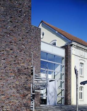 Jüdisches Museum Westfalen, eröffnet 1992, Julius-Ambrunn-Straße - Rückansicht des Altbaus mit Übergang zum modernen Neubau, errichtet 2000, Architekt: Detlef Wiegand