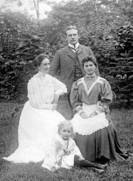 Dr. Joseph Schäfer, Familie: Gattin Maria Schäfer (links) mit ihrer Schwester Thea "und "Neffe von Busch bei Busch im Garten", vorn: Tochter Maria Schäfer, undatiert, um 1907