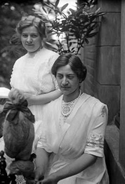Dr. Joseph Schäfer, Familie: "Tante Ina" (Schwägerin Virginie Selheim, vorn) und Änne Köhler auf dem Balkon Halterner Straße 9, Recklinghausen, undatiert, um 1914?