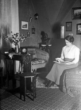 Dr. Joseph Schäfer, Familie: Schwägerin "Virginie auf ihrem Zimmer in der Wohnung Halterner Straße 9 in Recklinghausen", Winter 1913/1914