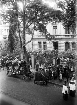 Wohnhaus der Familie ten Hompel (Am Lohtor 12, Recklinghausen) am Tag der Beerdigung des Industriellen August ten Hompel (6. Juni 1919). 