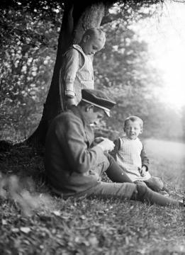 Dr. Joseph Schäfer, Familie: Sohn Hans Joachim (stehend) "mit Wilhelm Busch und Anton Deinken an Christi Himmelfahrt auf dem Buschhof in Dorsten-Lembeck", Mai 1915