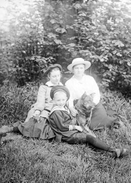 Dr. Joseph Schäfer, Ausflüge: Tochter Maria Schäfer (links), Sohn Hans-Joachim "und Lieschen Lucas bei Löringhof", Datteln