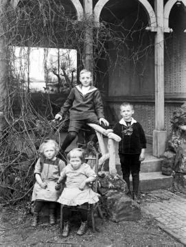 Dr. Joseph Schäfer, Familie: Sohn Hans-Joachim "und die Kinder von Schulte-Uhlenbrock (Natrop) in Recklinghausen-Börste", April 1919