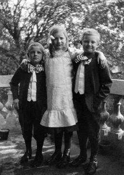 Dr. Joseph Schäfer, Familie: Tochter Maria mit ihren Vettern aus Herten-Disteln auf dem Balkon der elterlichen Wohnung, Halterner Straße 40, Recklinghausen, undatiert, um 1912 (vgl. 08_599)