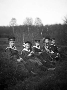 Dr. Joseph Schäfer, Ausflüge: Tochter Maria (vorn) mit Karoline Stalherm und Rudolph, Max und Franz Lohmann in der Haard, undatiert, um 1910?