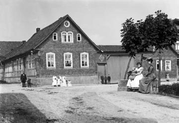 Küllstedt, Thüringen, Landkreis Eichsfeld - Geburtsort Dr. Joseph Schäfers - Gattin Maria (rechts) mit Kindermädchen (?) und Töchterchen Maria "auf der Brücke", undatiert, um 1902