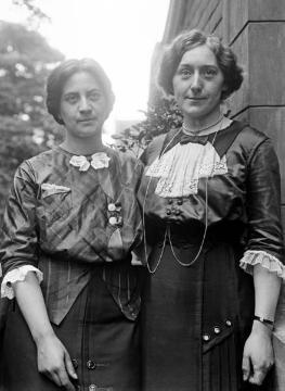 Dr. Joseph Schäfer, Familie: "Tante Ina (Schwägerin Virginie Selheim, links) und Fräulein Erna Beckel auf dem Balkon Halterner Straße 9", Recklinghausen, undatiert, um 1914?