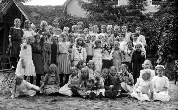 Klassenporträt 1913: Zwei Mädchenklassen der Katholischen Höheren Mädchenschule während eines Sommerausfluges zur Halterner Mühle
