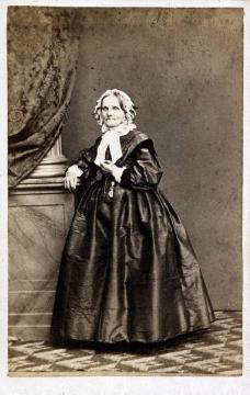 Anna Maria Hundt, geb. Arnemann, ab 1837 zweite Ehefrau des Münsteraner Fotografen und Fotopioniers Friedrich Hundt, gestorben 1876, Atelieraufnahme, undatiert (Papierfotografie)