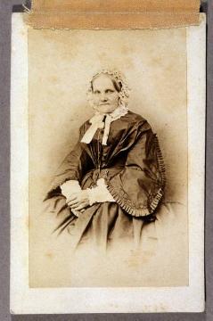 Anna Maria Hundt, geb. Arnemann, ab 1837 zweite Ehefrau des Münsteraner Fotografen und Fotopioniers Friedrich Hundt, gestorben 1876, undatiert (Papierfotografie, Carte-de-visite)