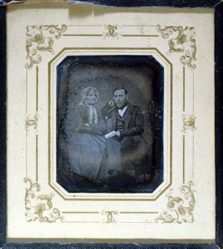 Friedrich Hundt, 1840-1885 Fotograf in Münster, mit seiner zweiten Ehefrau Anna Maria Hundt, geb. Arnemann (verh. 1837, gest. 1876), Atelieraufnahme, undatiert, 1840er Jahre? (Daguerreotypie)