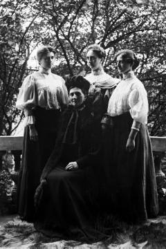 Dr. Joseph Schäfer, Familie: Schwiegermutter Selheim mit ihren Töchtern Thea, Maria (Mitte, Ehefrau Schäfers) und Virginie auf dem Balkon Halterner Straße 40, Recklinghausen, undatiert, um 1907?
