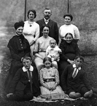 Dr. Joseph Schäfer, Familie: Schwiegermutter Selheim (Mitte links), Gattin Maria Schäfer mit Sohn Hans-Joachim, Tochter Maria Schäfer (vorn) und Großmutter Margareta Schäfer, hinten: "Ella, Ina, Oberlehrer Altmeyer", um 1911