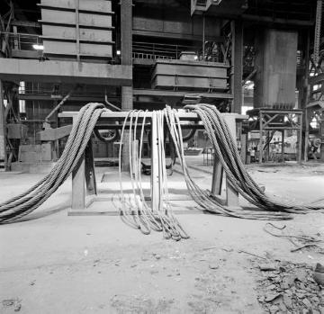 Henrichshütte: Über einem Stahlbock hängende Stahlseile