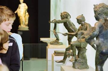 LWL-Römermuseum Haltern: Museumspädagogisches Kinderprogramm während der Sonderausstellung "Luxus und Dekadenz" (2007) - vorn: historische Brunnenskulptur aus der Region Neapel