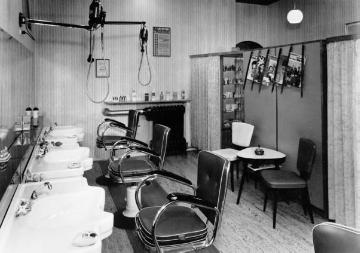 Friseursalon Bernhard Börding, eröffnet 1908: Der modernisierte Salonraum um 1952, Warendorfer Straße 65