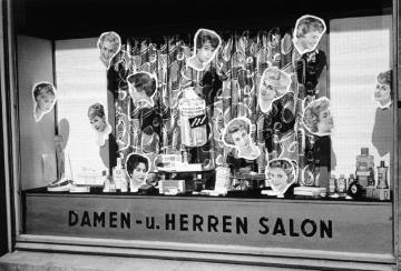 Friseursalon Erich Börding um 1958: Die neuesten Modefrisuren im Schaufenster des Friseurgeschäftes an der Warendorfer Straße 65, eröffnet als Herrensalon 1908 von Bernhard Börding