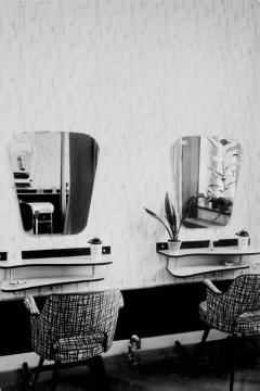 Friseursalon Erich Börding, 1960er Jahre: Moderne Frisiertische im Salonraum des Friseurgeschäftes an der Warendorfer Straße 65, eröffnet als Herrensalon 1908 von Bernhard Börding