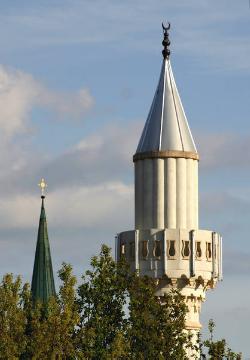 Wolfgang Kosubek: "Friedliches Nebeneinander" - Moschee in Halle mit 16 Meter hohem Minarett und die kath. Herz-Jesu-Kirche (Bj. 1910) mit 40 Meter hohem Turm, aufgenommen vom Parkdeck am Sportpark, Gausekampweg