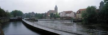 Augustmorgen an der Ems in Rheine-Altstadt, Standort am Ems-Stauwehr mit Blick auf die Dionysius-Kirche und die alte Ems-Mühle (Bildrand rechts)