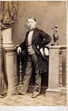 Friedrich Hundt, 1840-1885 Fotograf in Münster mit Wohnsitz und Atelier in der Kreuzstraße 42, Atelieraufnahme, undatiert, um 1865? (Papierfotografie)