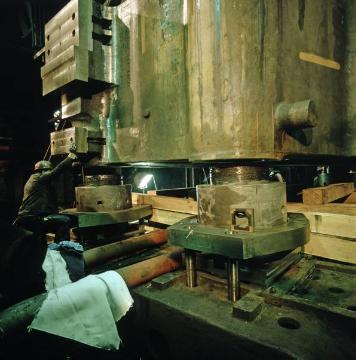 Henrichshütte: Maßarbeit beim Einsetzen des 265 t schweren Tischholms der Stahlpresse